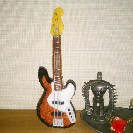 【ご注文品】フェルトのジャズベースブローチ