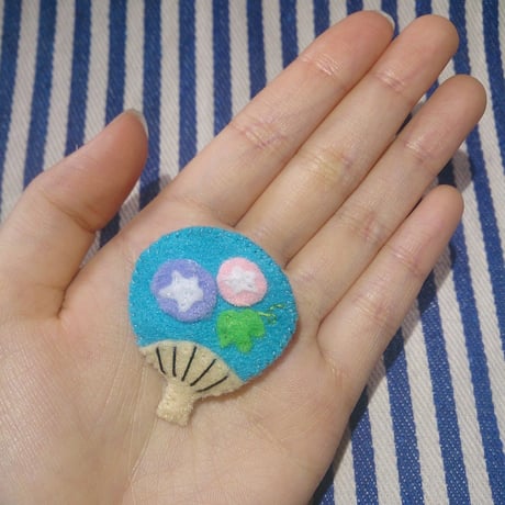フェルトのうちわブローチ