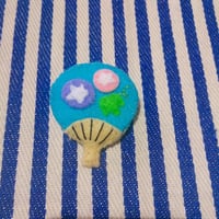 フェルトのうちわブローチ