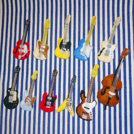 【ご注文品】フェルトのジャズベースブローチ