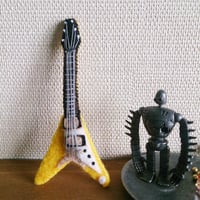 フェルトのギターブローチ（フライングV）