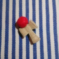 フェルトのけん玉ブローチ(半立体)