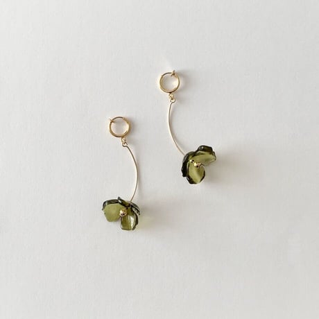 Crystal Clear Single Flower Clip on Earrings / OLIVE