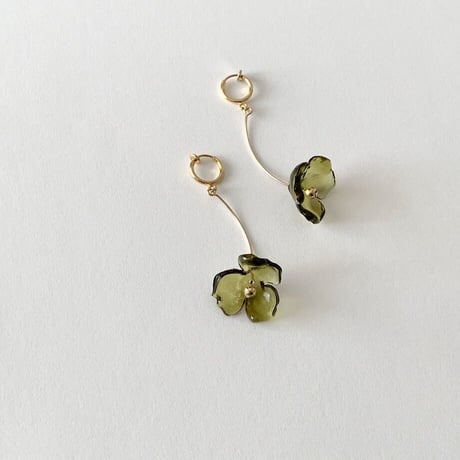Crystal Clear Single Flower Clip on Earrings / OLIVE