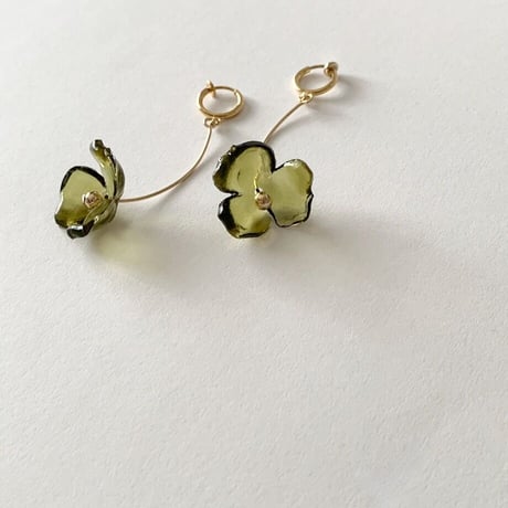 Crystal Clear Single Flower Clip on Earrings / OLIVE