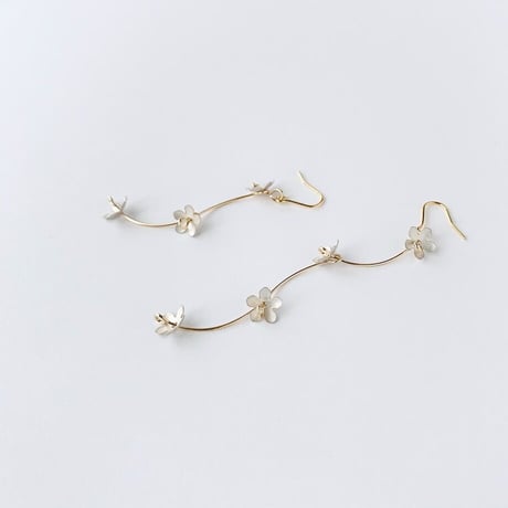 Blooming Petit Flower Pierced Earrings / SNOW