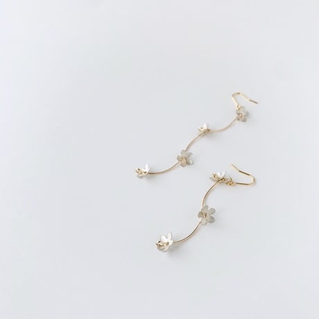 Blooming Petit Flower Pierced Earrings / SNOW