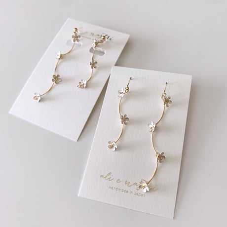 Blooming Petit Flower Pierced Earrings / SNOW