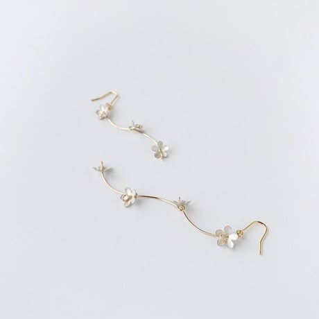 Blooming Petit Flower Pierced Earrings / SNOW