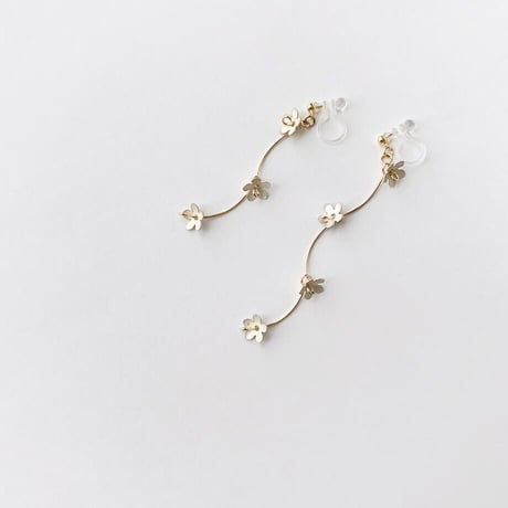 Blooming Petit Flower Clip on Earrings / SNOW