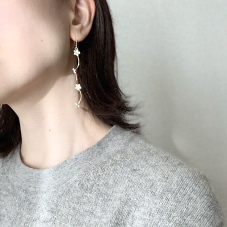 Blooming Petit Flower Pierced Earrings / SNOW