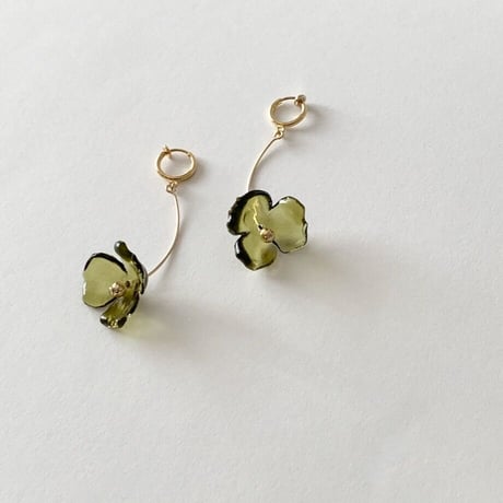 Crystal Clear Single Flower Clip on Earrings / OLIVE