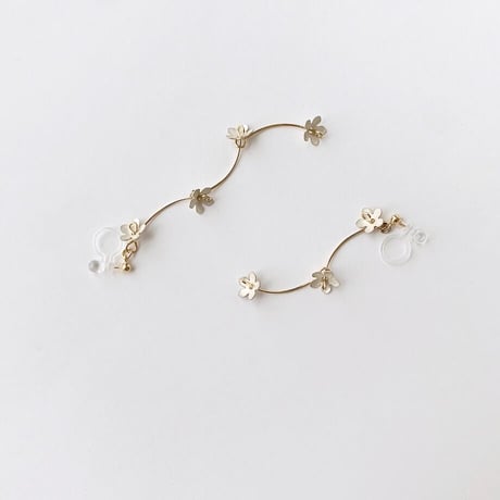 Blooming Petit Flower Clip on Earrings / SNOW