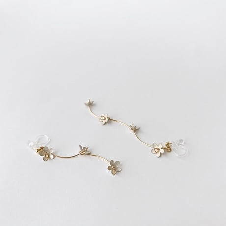 Blooming Petit Flower Clip on Earrings / SNOW