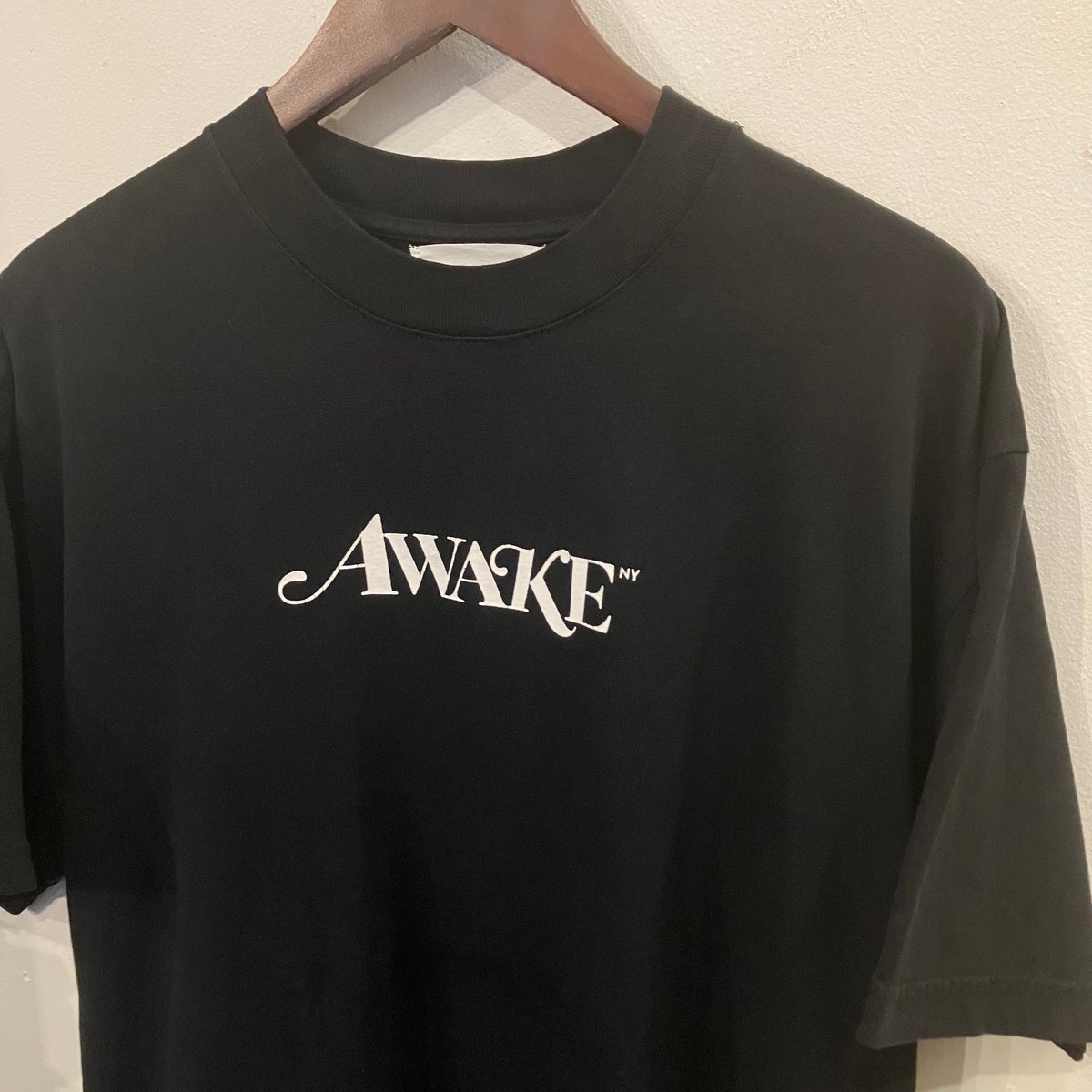 AWAKE NY 国内送 クラウンA Tシャツ ブラック Web限定】AWAKE NY logo tee(M) | RUGGED (ラギッド) -us