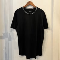 GUESS neck logo tee (L)