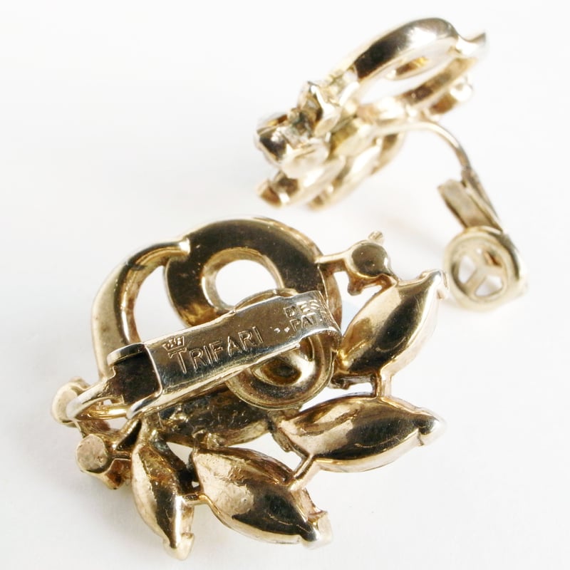 ヴィンテージtrifari ゴールドメタル王冠ブローチ　crownトリファリ vintage trifari ゴールドメタルブローチ crownトリファリ トリファリ
