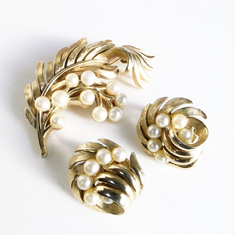 TRIFARI 1950年代 ゴールドトーン パール ブローチ TRIFARI 1950年代 ゴールドトーン パール ブローチ TRIFARI 1950年代