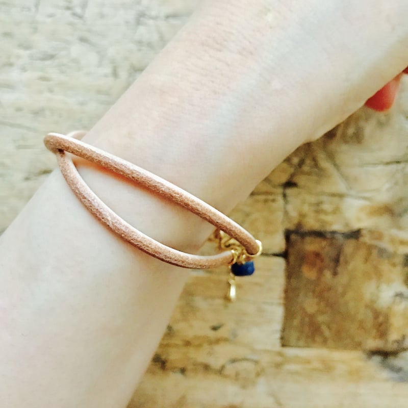 ラピスラズリとナチュラル革丸紐2連のブレスレット | auseklis☆