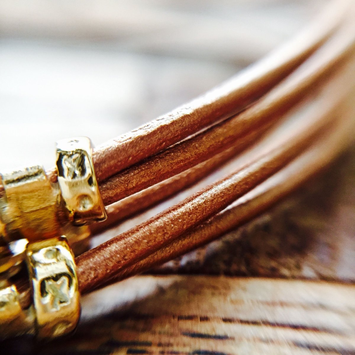 透かし玉付き5連ブロンズカラー革丸紐ブレスレット | auseklis☆