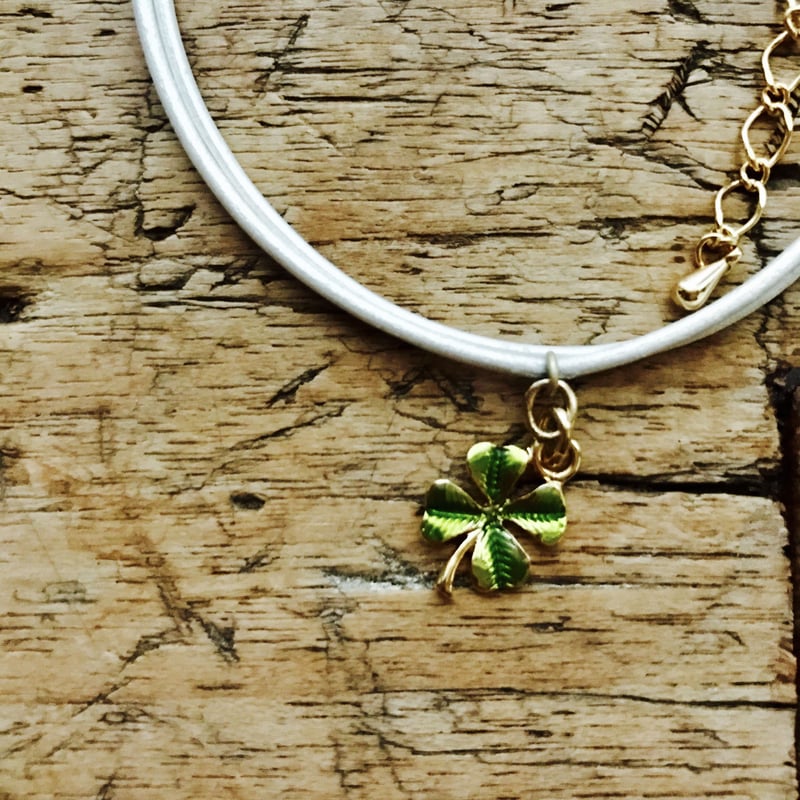 四つ葉のクローバーと革紐のブレスレット | auseklis☆