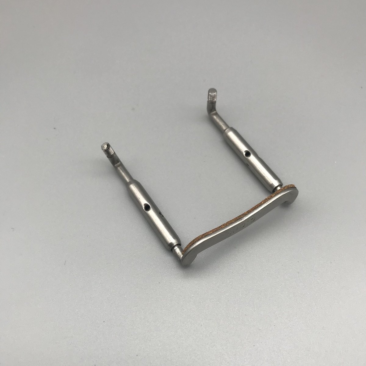 Vnあご当て】 あご当て足金具 樽足（連結） | 文京楽器オンラインストア