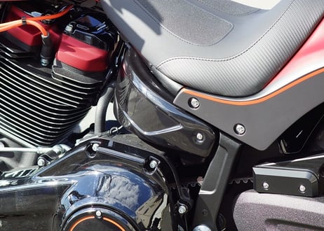 M8 SOFTAIL用サイドカバーセット（2018年～2024年）