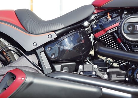 M8 SOFTAIL用サイドカバーセット（2018年～2024年）