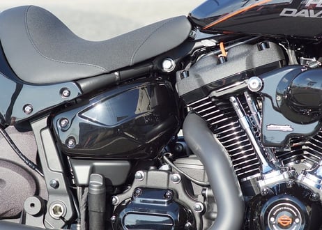 M8 SOFTAIL用サイドカバーセット（2018年～2024年）