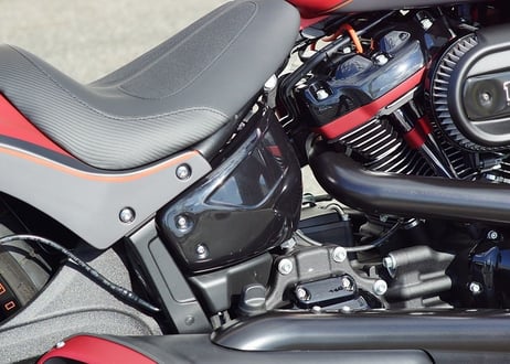 M8 SOFTAIL用サイドカバーセット（2018年～2024年）