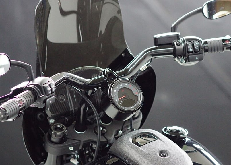 fxlrs M8ソフテイル ローライダーS用 ハンドルマウントメーターケース 