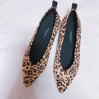 トンガリレオパード柄パンプス