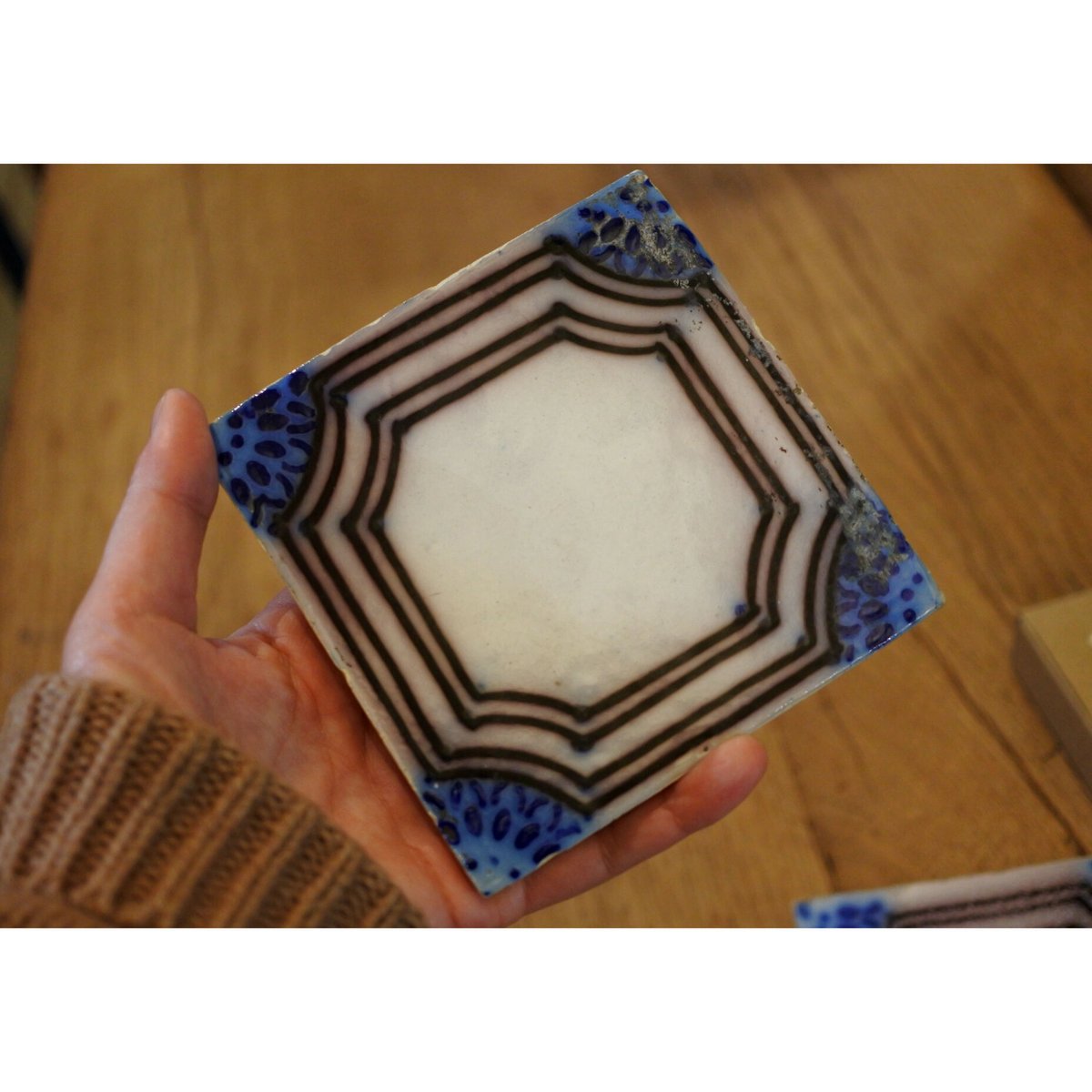 フランスアンティーク 北フランスの古いタイル 素敵な柄です フランスアンティーク 北フランスの古いタイル 素敵な柄です