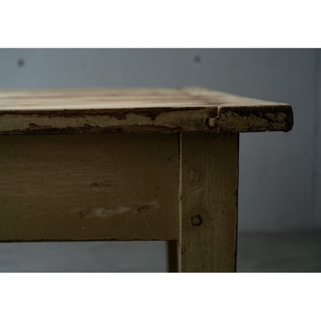 大きな抽斗・淡いペイントのローテーブル