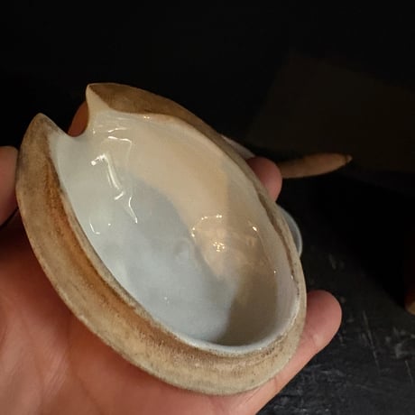 つげの木匙が添えられた白磁のムタディエール