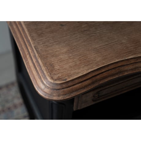 シックでエレガントなサイドテーブル