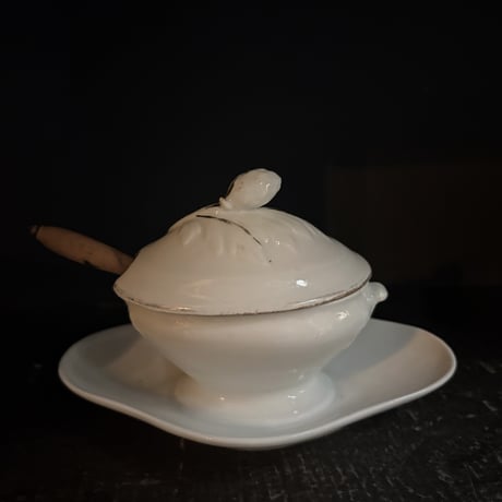 つげの木匙が添えられた白磁のムタディエール