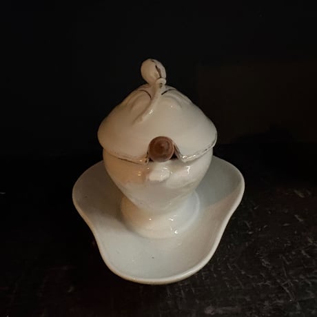つげの木匙が添えられた白磁のムタディエール