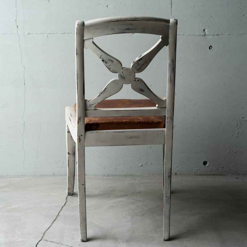革の座面の白いアンティークチェアー | BOLT antique 革の座面の白いアンティークチェアー | BOLT antique