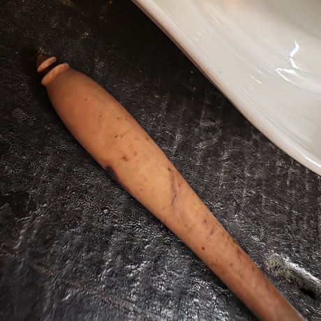 つげの木匙が添えられた白磁のムタディエール