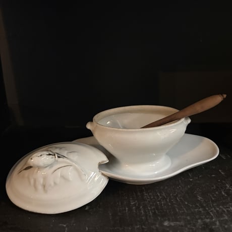 つげの木匙が添えられた白磁のムタディエール