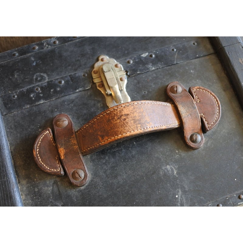 木製トランク 彫刻模様 金属留め具付き 木製トランク 彫刻模様 金属留め具付き