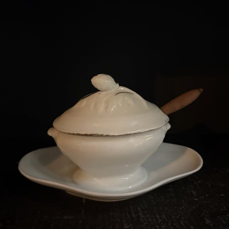 つげの木匙が添えられた白磁のムタディエール