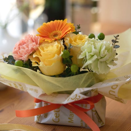 御祝 お花 黄色・オレンジの生花アレンジメント贈り物 セット ボルドー 白ワイン シャトー・マルジョス 750ml レモンタルトクッキー  誕生日 退職祝い 送料無料