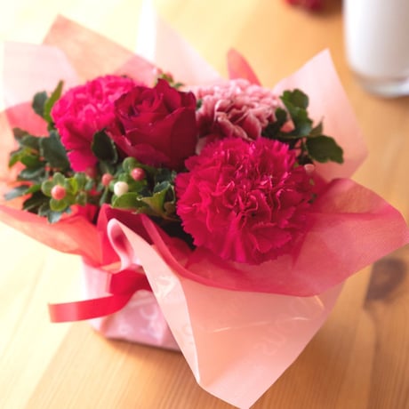 《誕生日プレゼント》【シャンパンとお花のギフト】「マキシム・ド・パリ ブリュット」＆赤い薔薇の生花フラワーアレンジメント（OG35-CMP919）