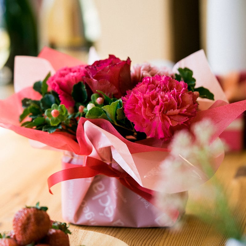 赤いバラとカーネーションの生花フラワーアレンジメント ワインとお花  