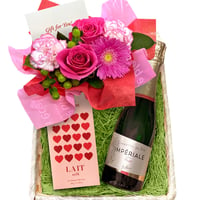 誕生祝い【ワイン・お花・スイーツ】南フランスのスパークリングワイン375ml 生花アレンジメントピンクの薔薇・ガーベラ ベルギー ミルクチョコレート