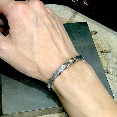 HB-4-S "TWIST" Bangle