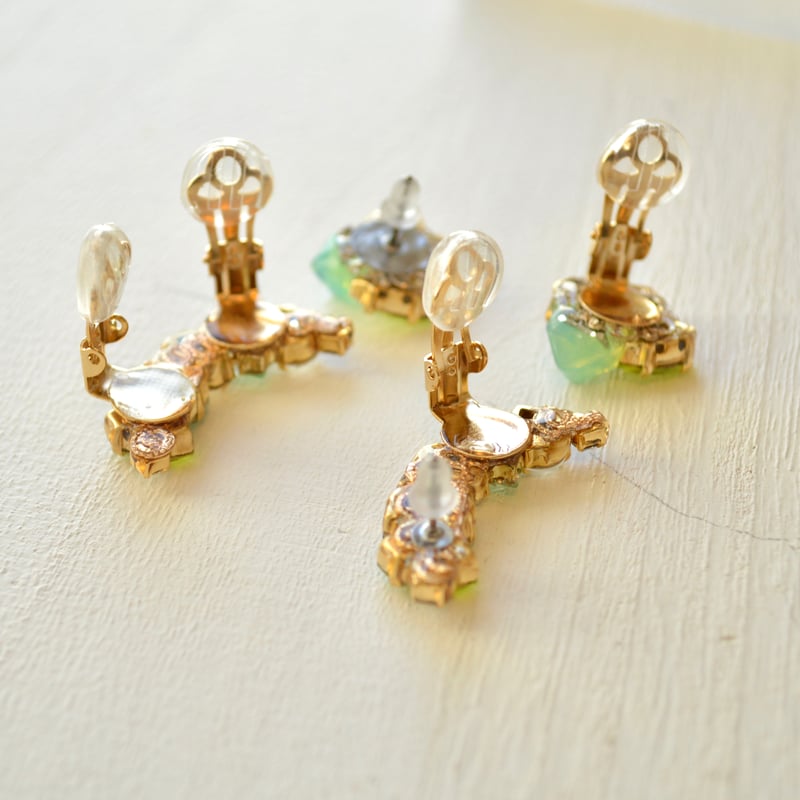 オンライン限定色】ビジューアシメのイヤリング/ピアス green
