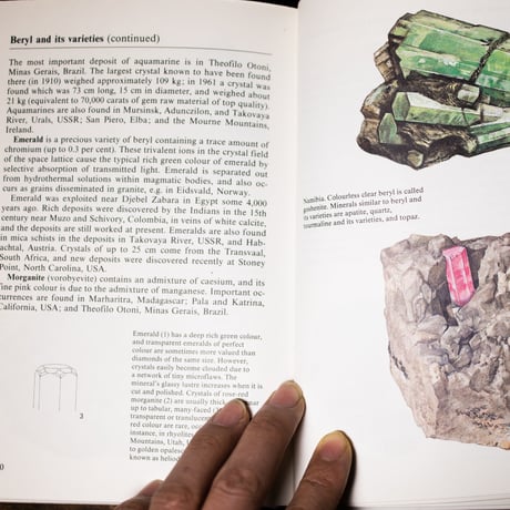 A FIELD GUIDE IN COLOUR MINERALS  298001
